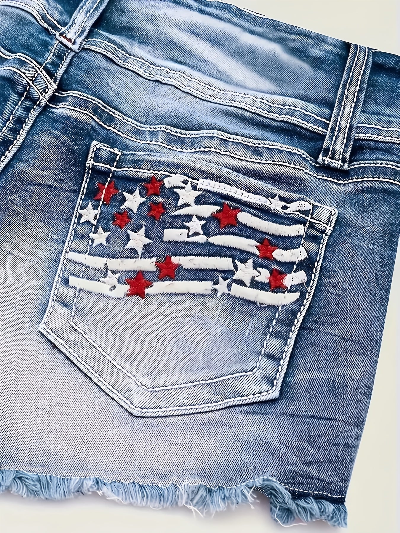 Naisten retrohenkiset rennot korkeavyötäröiset shortsit ainutlaatuisilla kirjailtuilla American Flag -napeilla.